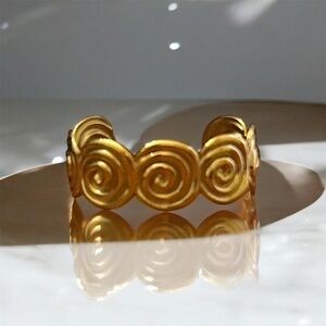 Elegant Gold Swirl Bracelet